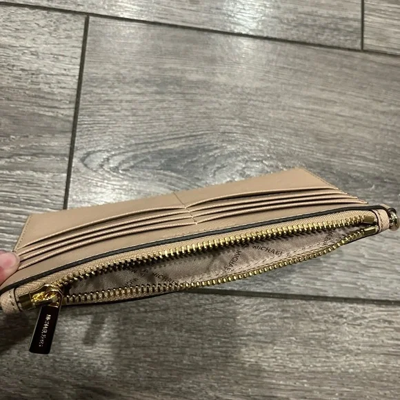 Michael Kors Leather Credit Card Wristlet Tan - Picture 4 of 6